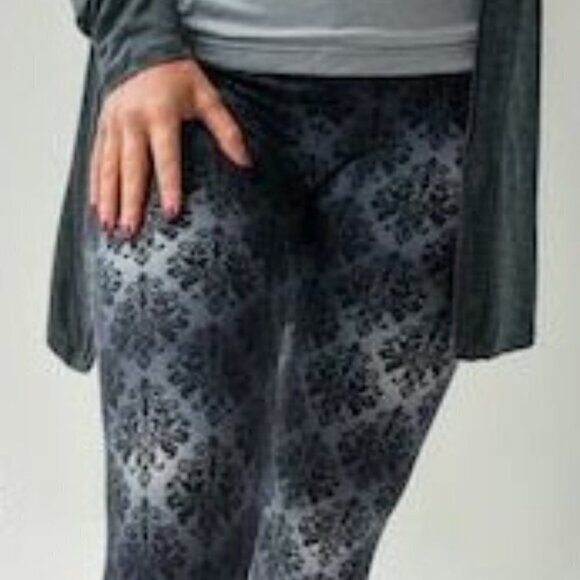Adult Black and Silver Grey Demask Print Capri Size 2-10 NWT - Picture 1 of 3